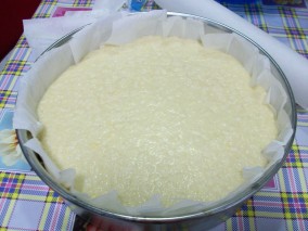 A massa da Torta de Tapioca na forma forrada com papel manteiga